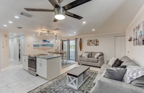 South Bradenton Condo | Modern Coastal 2/2 condo w/pool 6 mins to IMG