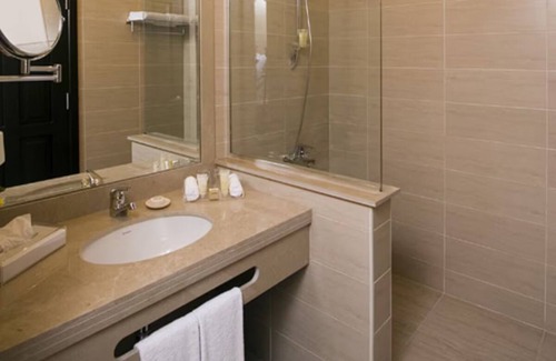Makadi Bay Hotel | Modern Comfort Meets Coastal Views in Prime Location | 2 Beachfront Rooms