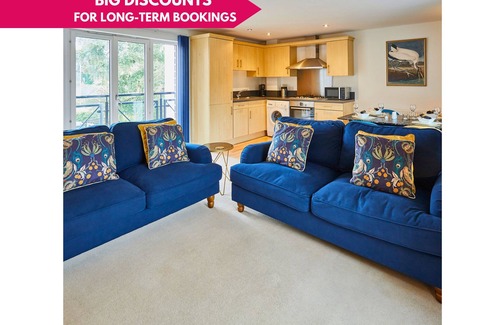 Oadby Apartment | Modern Comfort: 2BR Flat w/Free Parking in Oadby