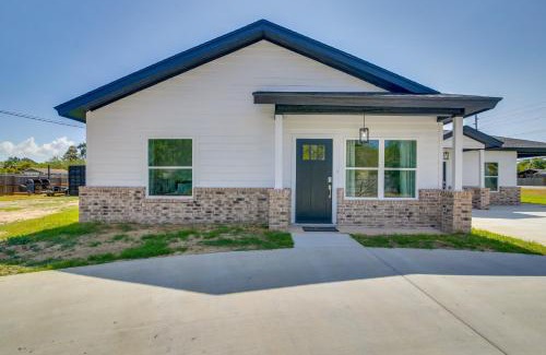 Brownsville House | Modern Comfort Centrally Located Brownsville Home
