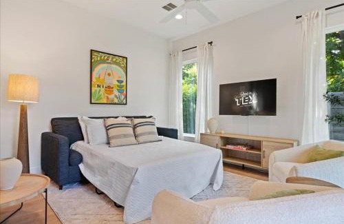 Austin Apartment | Modern Comfort Near It All 2BR 2 5BA Sleeps 6