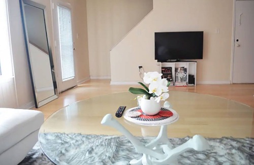 Woodstock Condo | Modern Comfort Stay w/Patio 7 mins to Manhattan