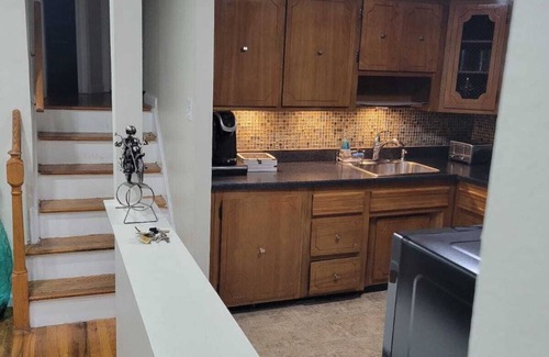 Canarsie House | Modern & Comfy ~ 5* Location ~ King Bed ~ Parking!