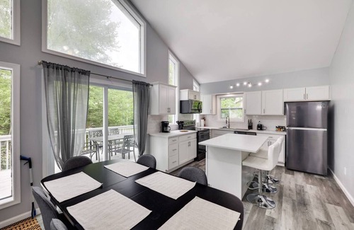 Tobyhanna Ski Chalet | Modern, Community Lake & Pool, Jacuzzi, Fire Pit