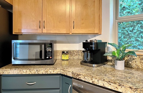 Portland Heights Condo | Modern condo with Mt Hood views near OHSU
