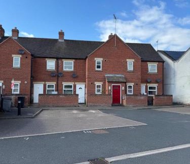Market Drayton Apartment | Modern cosy sleeps 5 ground floor central MD