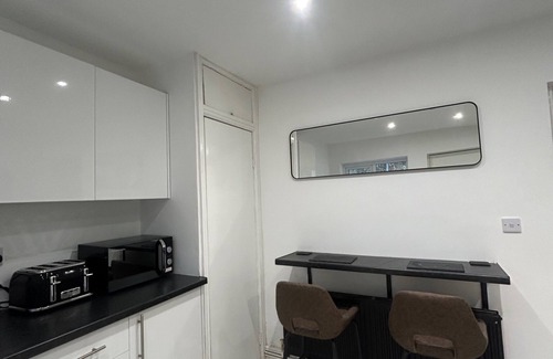Margam House | Modern Cosy Spacious 4 Bedroom House