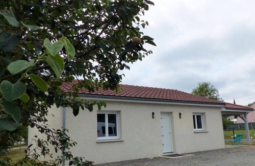 Saint-Remy-en-Rollat Cottage | Modern cottage with large garden and air conditioning