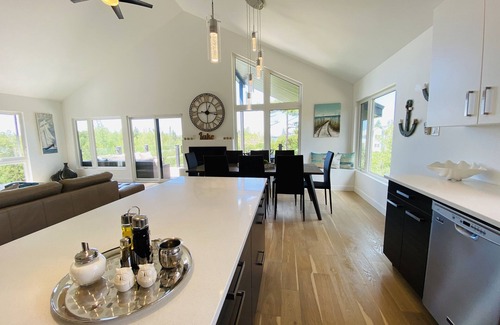 South Bruce Peninsula House | Modern cottage in the Bruce Peninsula with amazing sunset views.