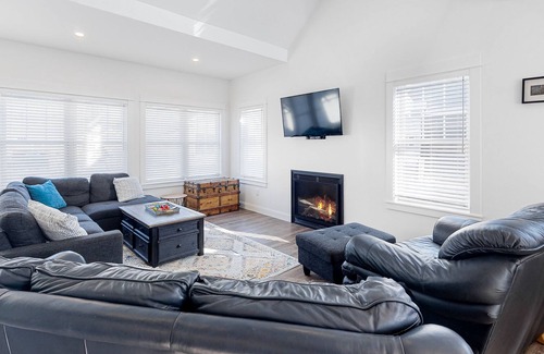 Arundel Cottage | Modern cottage with shared pool, fast WiFi, loft, gas fireplace, fire pit, & W/D