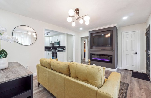 Sylvan Hills House | Modern Cozy 2 BR Oasis Near ATL Airport Perfect For Business & Leisure Travelers