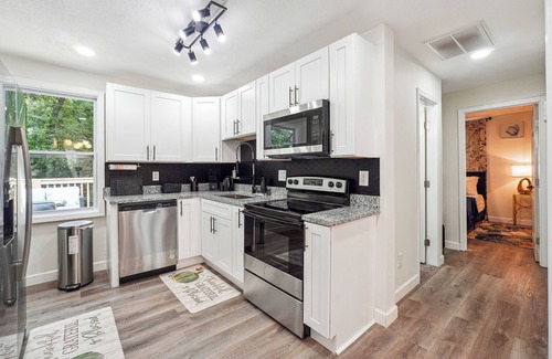 Sylvan Hills House | Modern Cozy 2 BR Oasis Near ATL Airport Perfect For Business & Leisure Travelers