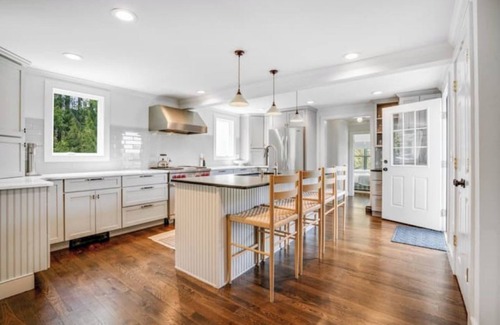 Lakeside Cottage | Modern, cozy 3 bedroom lakeside cottage