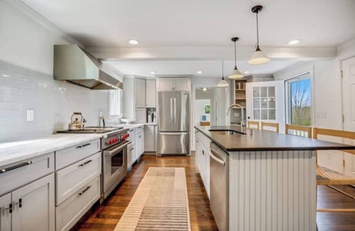 Lakeside Cottage | Modern, cozy 3 bedroom lakeside cottage
