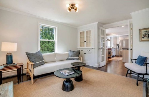 Lakeside Cottage | Modern, cozy 3 bedroom lakeside cottage