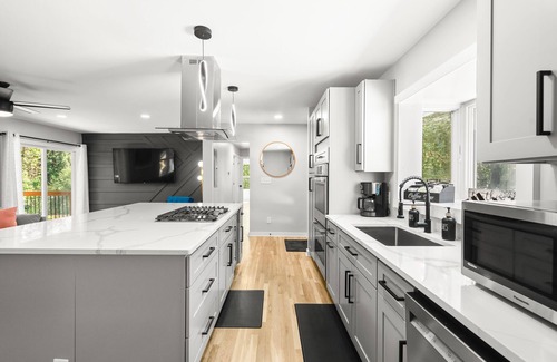 Garden Hills House | Modern, Cozy Buckhead 4+3 SFH + Backyard
