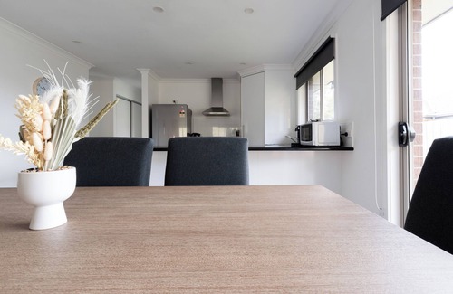 Newnham House | Modern Delight: Cosy Home with Parking