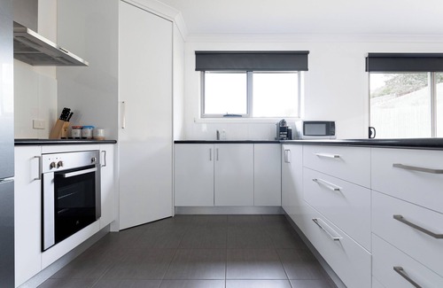 Newnham House | Modern Delight: Cosy Home with Parking