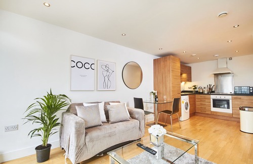 Leeds Apartment | Modern Deluxe Leeds City Apt Balcony View