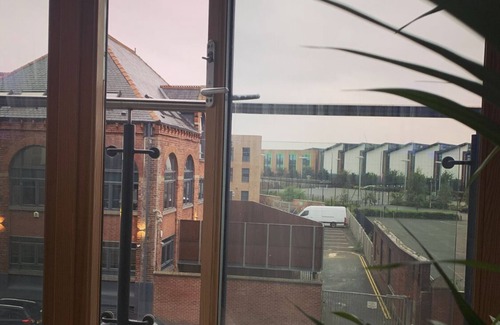 Leeds Apartment | Modern Deluxe Leeds City Apt Balcony View