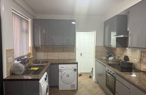 Rusholme House | Modern Double Room with Free Internet