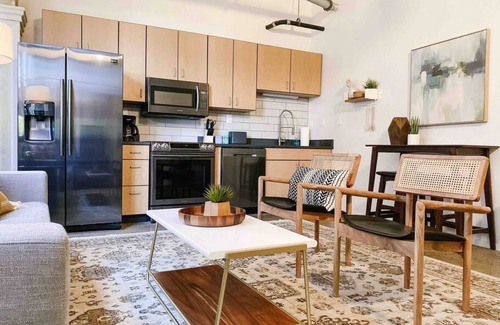 Old City Apartment | Modern Downtown Loft on Gay St