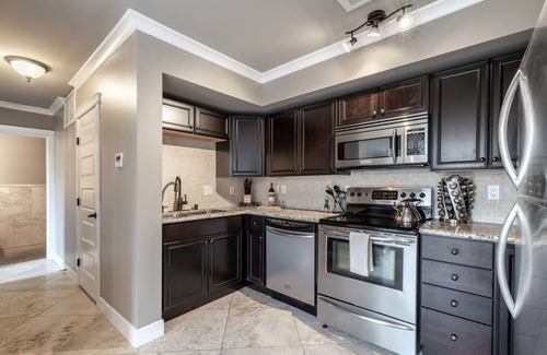 New Tacoma Condo | Modern Elegance in the Heart of Downtown Tacoma | King Bed + Parking + AC