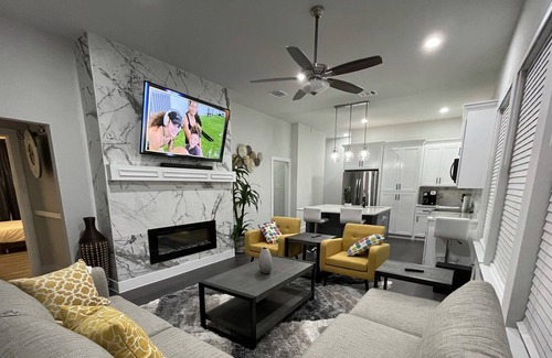 Oak Cliff House | Modern Elegant Duplex : 4 bedrooms and 4 bathrooms