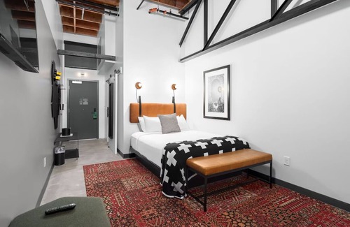 People's Freeway Hotel | Modern evo Escape, Adventure Awaits Outside, Dogs Are Welcome!