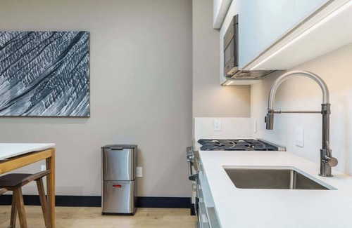 Berkeley Hotel | Modern & Family-Friendly Flat with Balcony Views!