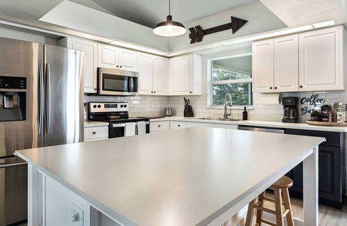 Mariner House | Modern Farmhouse, Families Welcome! Private Backyard!