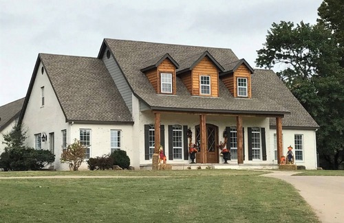 Coweta House | Modern Farmhouse on 6 acres, 7 bedrooms, with a pool.