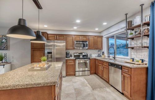 Clearview House | Modern Farmhouse With Free Heated Pool & Fast Wifi