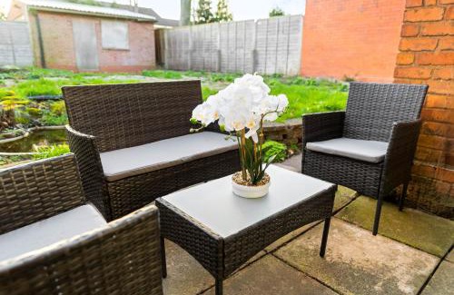Great Barr House | Modern Four Bed House - Parking - Garden - Netflix 802W