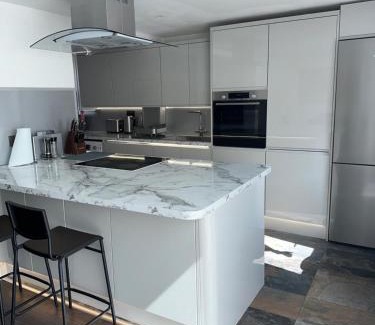 Dollis Hill House | Modern four bedroom semi-detached house with off street parking 8 min drive to Wembley stadium, 5 miles to Central London