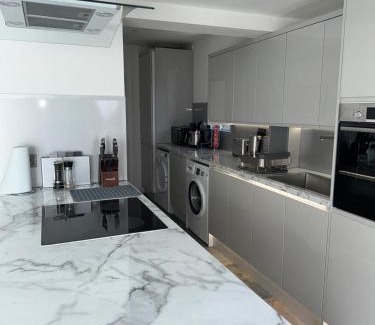 Dollis Hill House | Modern four bedroom semi-detached house with off street parking 8 min drive to Wembley stadium, 5 miles to Central London