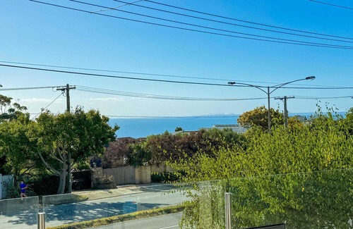 Frankston South House | Modern Frankston South Holiday House with Bay View