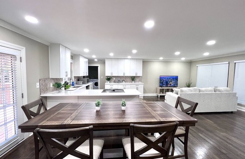 Tucker House | Modern Fresh Remodel 4BR 3Bath 2 En-Suites Super Convenient Sleeps 12 Pets OK!