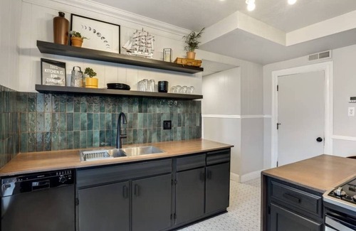 Northeast Minneapolis Apartment | Modern, fully equipped, and newly renovated apartment in the center of Northeast Minneapolis