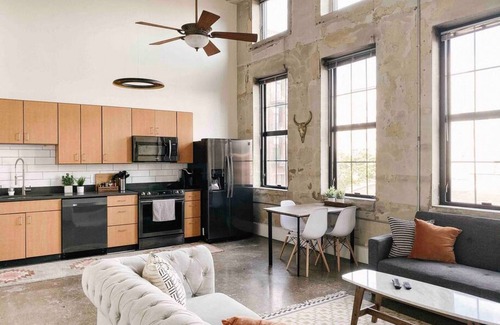 Old City Apartment | Modern Gay St Loft w/View