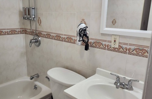 East New York House | Modern Grey Spacious4Bed with Free Wine