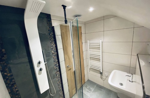 Forsbrook Apartment | Modern Holiday Flat above Cosy Village pub & Restaurant
