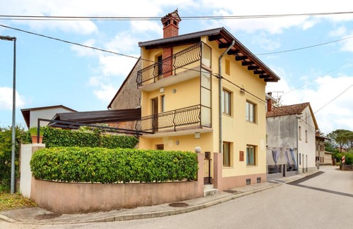 Miren-Kostanjevica Apartment | Modern holiday home with terrace close to Nova Gorica