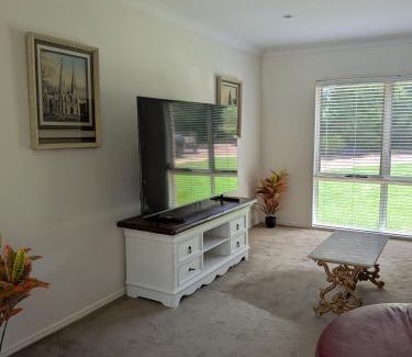 North Booval House | Modern Home - 10 Guests - 5 Bedrooms and Pool