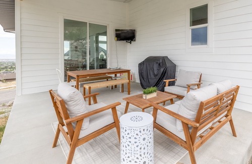 Herriman House | Modern home at foot of mountain