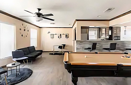 Buckner Terrace - Everglade Park House | Modern Home Close to Downtown | Pool Table