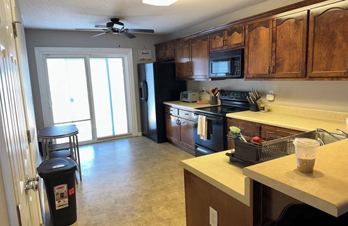 Tuscaloosa House | Modern home in Tuscaloosa 4.5mi from Bryant Denny with many amenities.