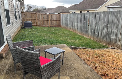 Tuscaloosa House | Modern home in Tuscaloosa 4.5mi from Bryant Denny with many amenities.