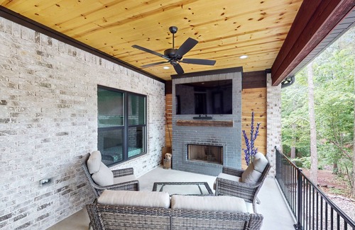 Hot Springs Village House | Modern home on golf course with valley views, private putting green, & fireplace