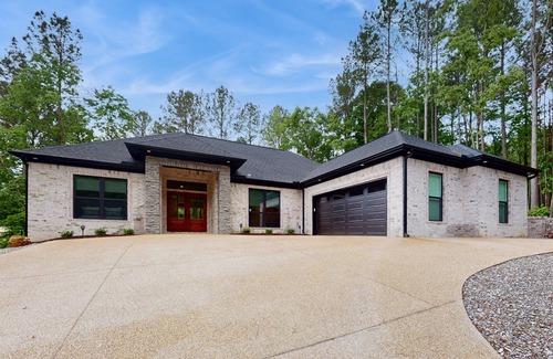 Hot Springs Village House | Modern home on golf course with valley views, private putting green, & fireplace